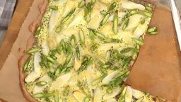 Flammkuchen mit rheinischem Spargel, grün und weiß.