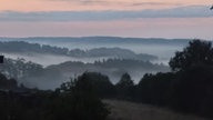 Hügel im Nebel