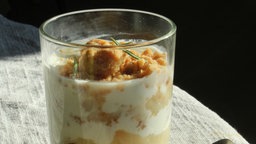 Geschichtetes Birnendessert mit Rosmarin-Streuseln in einem Glas 