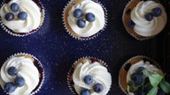 Blaubeer-Cupcakes mit Zitronen-Frosting auf einer Platte