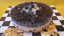 Blaubeerkuchen mit Cornflakes am Bodenrand