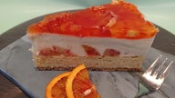 angeschnittene Blutorangen-Joghurttorte