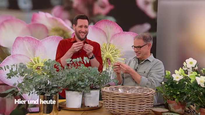 Sven Kroll und Markus Phlippen werkeln am "Garten-Tisch"