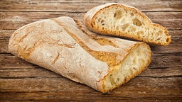 Ciabatta auf einem Holzbrett 