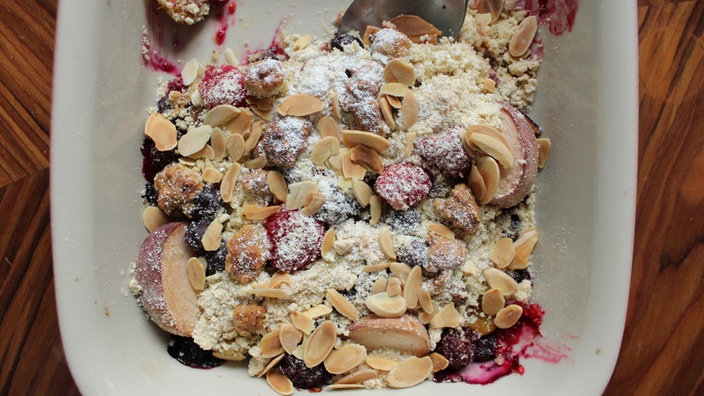 Beeren-Crumble mit Vanillesauce