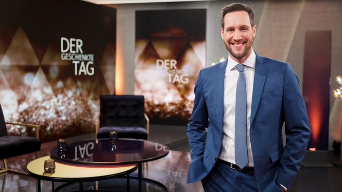 WDR Moderator Sven Kroll steht im Studio der Sendung Der geschenkte Tag