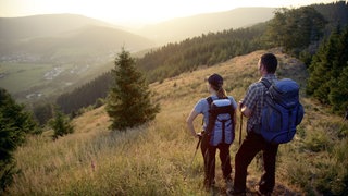 Stimmungsvolle Aussichten und Fernsicht für zwei Wanderer in Südwestfalen