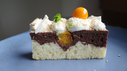 Ein Stück exotische Donauwelle mit Physalis und Kokosraspeln 