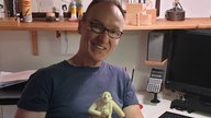 Figurenmacher Lutz Wunder und eine seiner Ehrwin-Figuren im Atelier