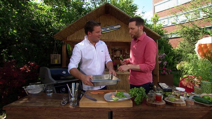 Fabian Timmer und Sven Kroll grillen Lachsforelle auf Gurken-Wasabi-Salat 