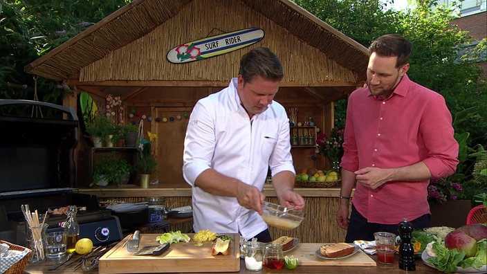 Fabian Timmer und Sven Kroll machen gegrillte Garnelen und Mango-Cocktailsauce im Brioche-Brötchen.