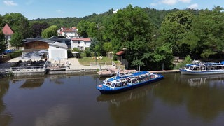 Ausflugsschiffe am Saale-Ufer aus der Vogelperspektive.