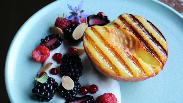 Gegrillter Pfirsich mit Schmandcreme und Beerensalat