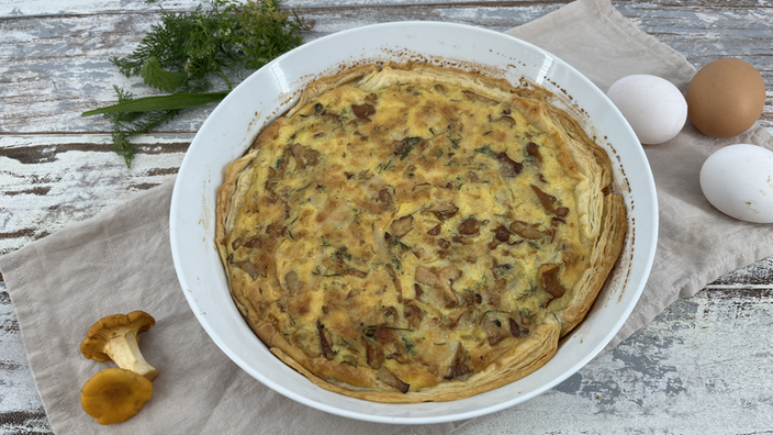 Pfifferling-Tarte mit Gruyère und Wildkräutersalat