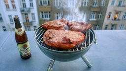 Grill auf einem Balkon