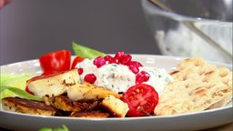 Vegetarisches Halloumi-Gyros im Pitabrot mit Essiggurken-Tzatziki