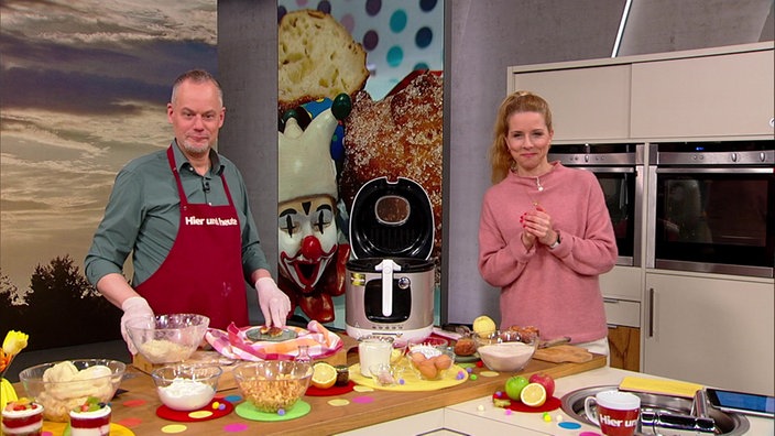 Konditormeister Marcel Seeger und Moderatorin Miriam Lange in der Hier und heute-Küche.