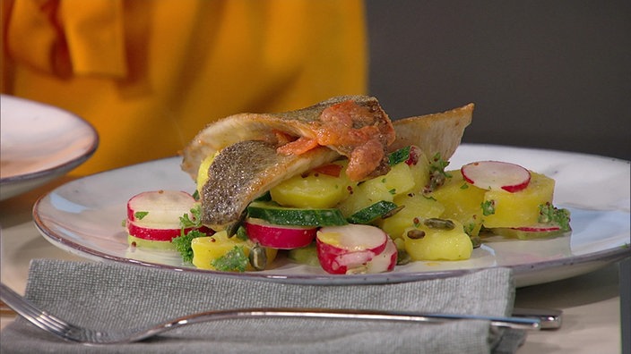 Knusprig gebratene Forellenfilets auf Radieschen-Kartoffelsalat mit Gurke und Dill