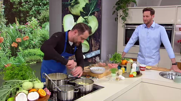 Sven Kroll und Alexander Wulf machen Kohlrabi-Kokos-Suppe mit Fleischbällchen bei Hier und Heute