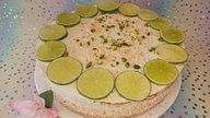 Kokos-Mojitotorte mit Limettenscheiben 