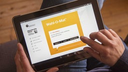 Ein Tablet mit einer 'Wahl-O-Mat'-App