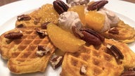 Kürbiswaffeln mit Pekannüssen und Orangenfilets