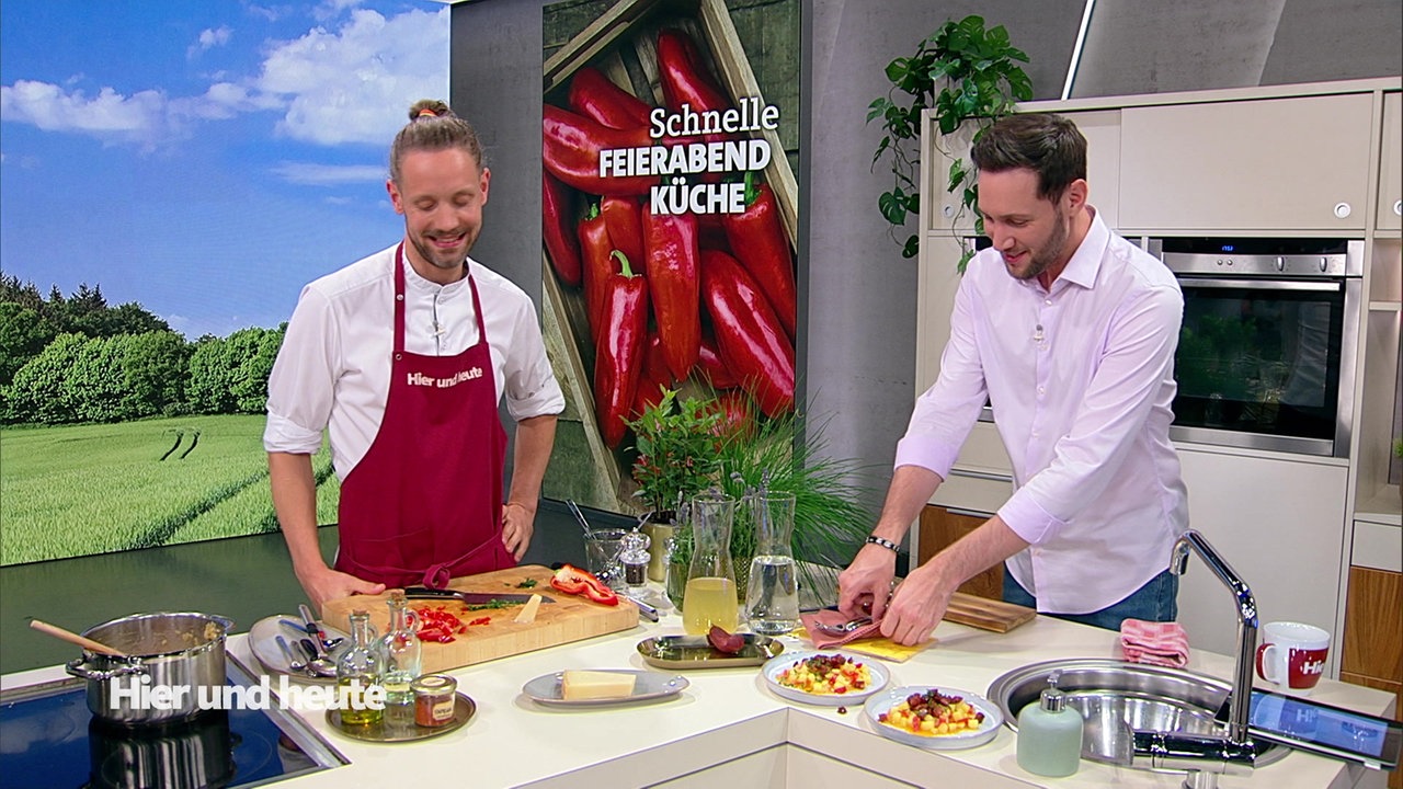 Lars Middendorf und Sven Kroll kochen ein Pilzgericht