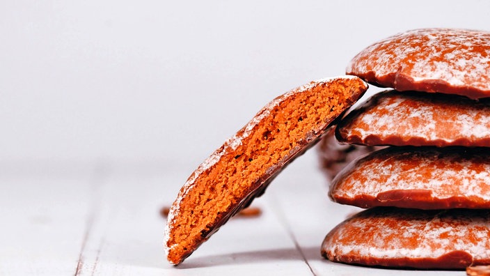 Das Innere eines traditionellen deutschen runden glasierten Lebkuchens, genannt Lebkuchen.