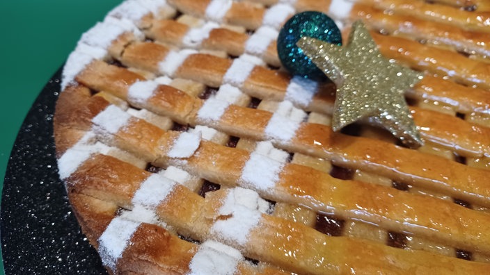 Linzer Torte mit Weihnachstdeko auf dem Teiggitter