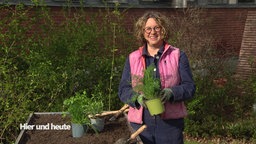 Anja Klein im Hier und heute-Garten.