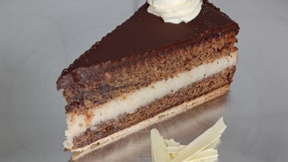 Ein Stück Mohnkuchen mit Marzipancreme