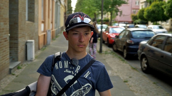 Junge mit Baseballkappe auf der Straße