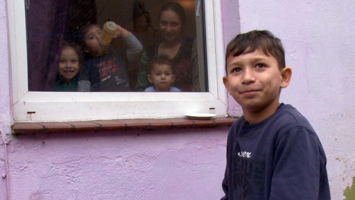 Stefan, im Hintergrund am Fenster, seine Mutter und seine Geschwister