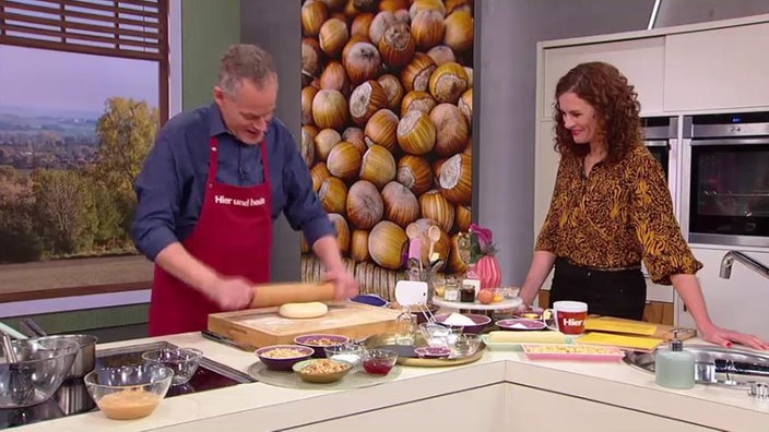 Marcel Seeger und Anne Willmes machen Nusshörnchen bei Hier und heute