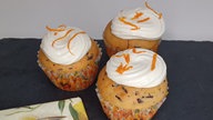 Orangenmuffins mit Frosting und Orangenschalenverzierung