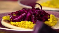 Pita mit Birnen-Rotkohl-Salat und gelber Kichererbsen-Creme