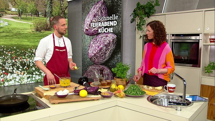 Pita mit Birnen-Rotkohl-Salat und gelber Kichererbsen-Creme