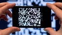 Nahuafnahme eines Smartphones, das einen QR-Code scannt.