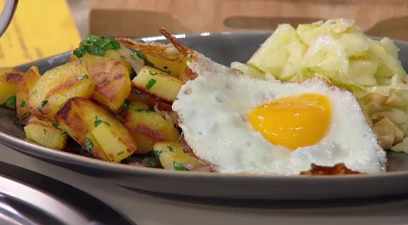 Röstkartoffeln mit Spitzkohlsalat und Spiegelei