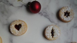 Spitzbuben, Etagenplätzchen auf weißer Marmorplatte