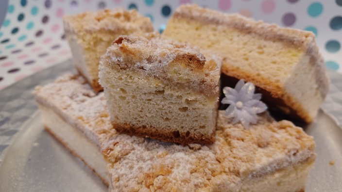 In Stücke geschnittener Streuselkuchen mit Hefeteig