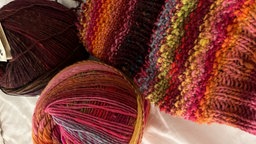 Bunte gestrickte Stulpen