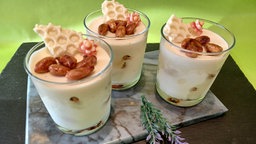 Weiße Schokoladenmousse mit karamellisierten Mandeln 