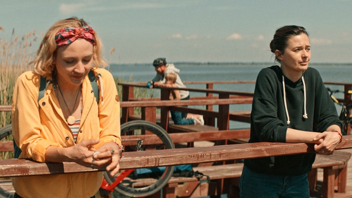 Maja Malecka (Agnieszka Grochowska – rechts) und Nina (Jasmina Polak) unterhalten sich über den Urlaubsort Bornholm.