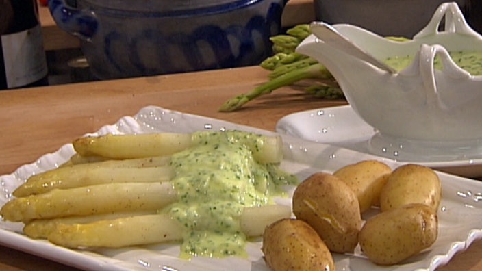 Teller mit Spargel, Pellkartoffeln und Sauce