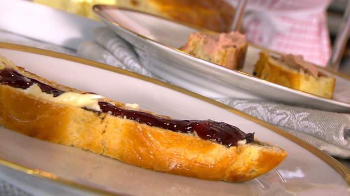 Öcher Poschweck mit Marmelade bestrichen auf einer Platte