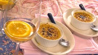 Lavendelhonig-Crème Brûlée in zwei Keramiktöpfchen