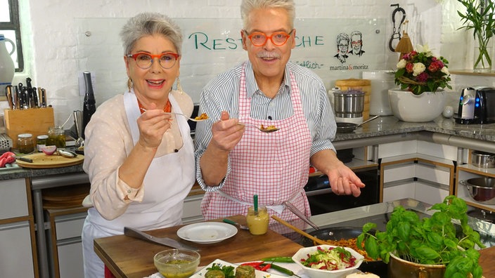 Martina und Moritz bereiten in ihrer Küche Gerichte aus Resten zu