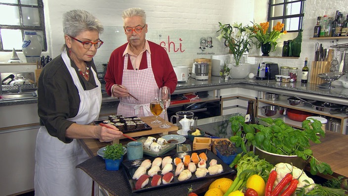 Martina und Moritz bereiten in ihrer Küche Sushi zu