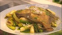 Gebratener Spargel mit gebratenem Fisch auf einem Teller angerichtet